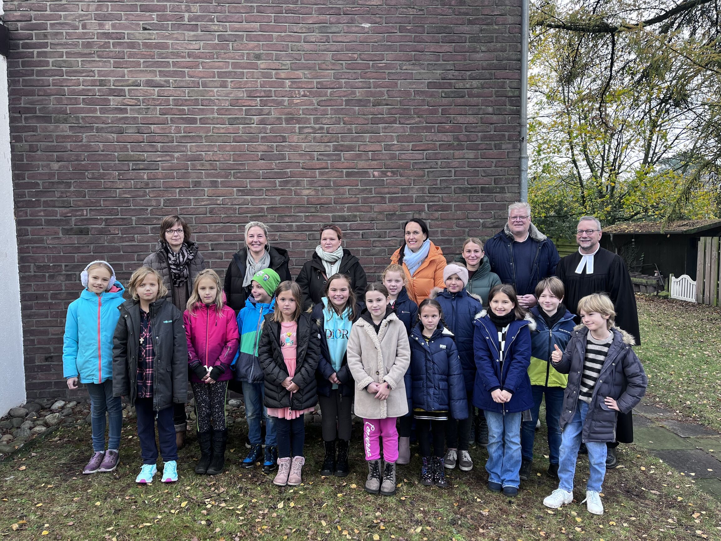 Konfi-3 Kinder und Teamer nach der Begrüßung in Trinitatis